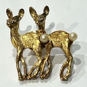 Vintage Avon Goldtone Brooch Pair of Deer Doe w/ Faux Pearl Tails Tac Pin